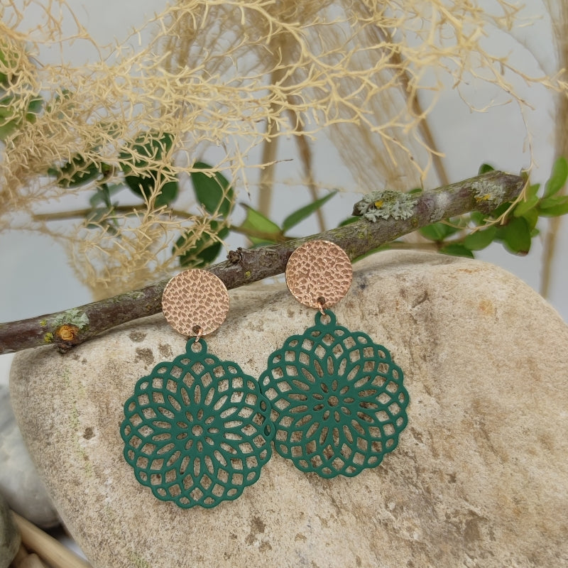 Daisy Ohrring dunkel grün Rosegold – filigraner Blüten-Ohrring, federleicht, nicht zu groß, LeFah design