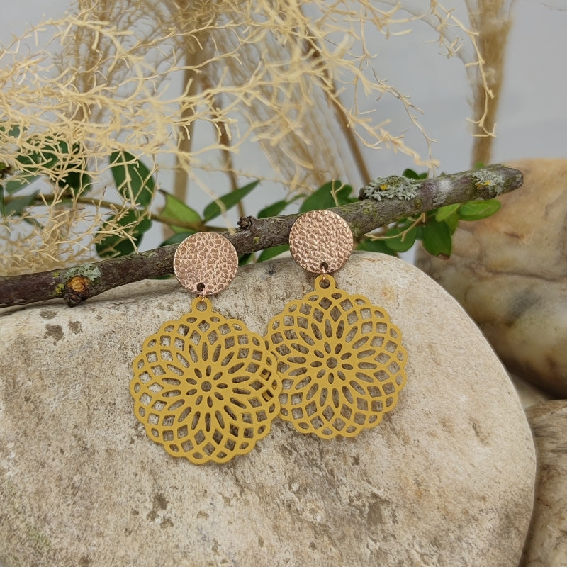 Daisy Ohrring ocker Rosegold – filigraner Blüten-Ohrring, federleicht, nicht zu groß, LeFah design