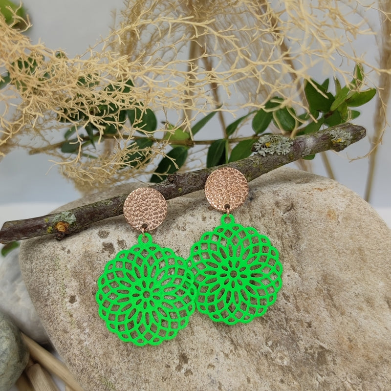 Daisy Ohrring grün Rosegold – filigraner Blüten-Ohrring, federleicht, nicht zu groß, LeFah design