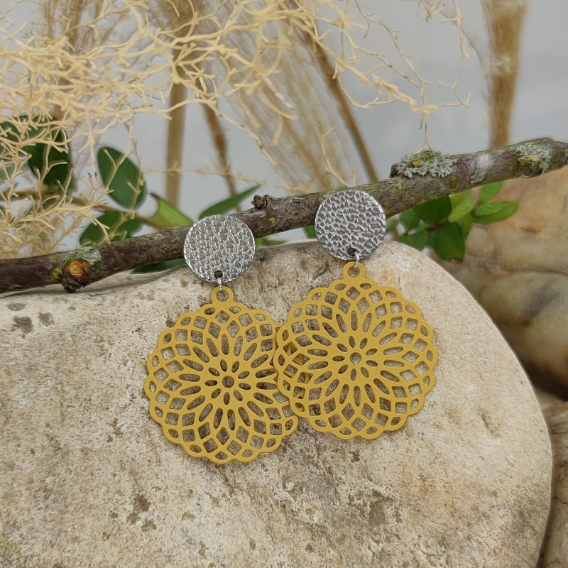 Daisy Ohrring ocker Silber – filigranes Blumenmuster, sehr gut verträglich für empfindliche Ohren