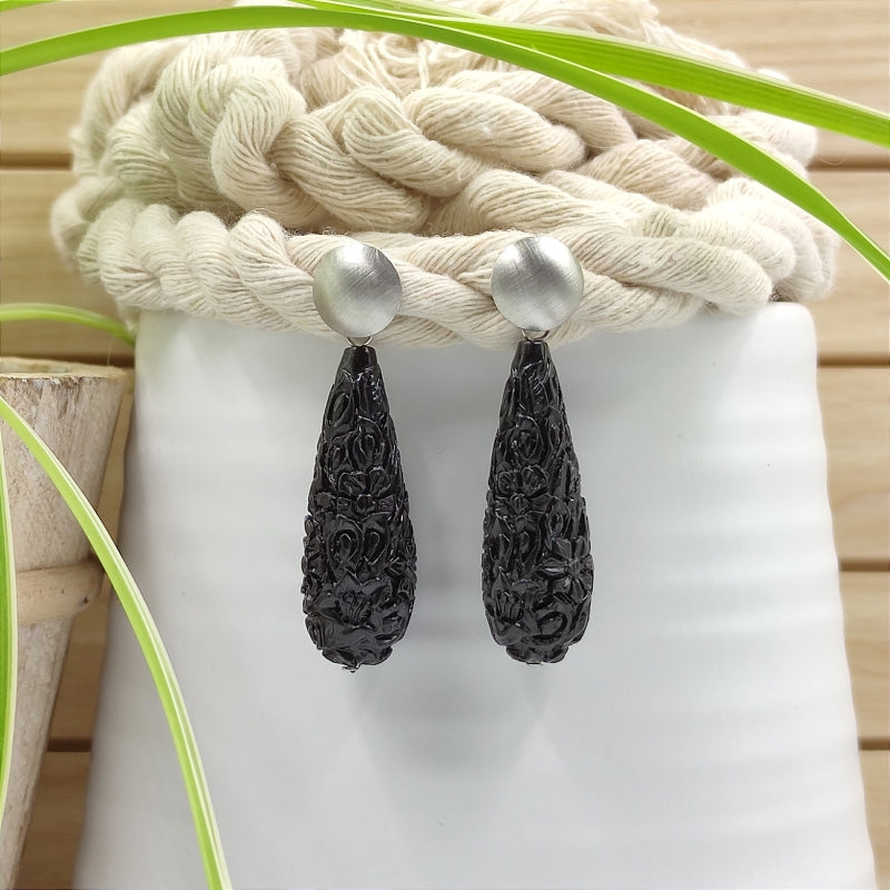 Die Clara Tropfen-Ohrringe in schwarz mit zartem Blumenmuster vereinen Eleganz & Tradition. Handgefertigt in Österreich, super verträglich & perfekt fürs Dirndl oder den Alltag. Ein klassischer Trachten-Ohrring mit zeitlosem Design. Jetzt stilvoll schmücken & online bestellen! 🌸✨