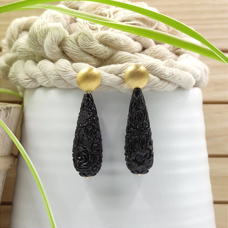 Die Clara Tropfen-Ohrringe in schwarz mit zartem Blumenmuster vereinen Eleganz & Tradition. Handgefertigt in Österreich, super verträglich & perfekt fürs Dirndl oder den Alltag. Ein klassischer Trachten-Ohrring mit zeitlosem Design. Jetzt stilvoll schmücken & online bestellen! 🌸✨