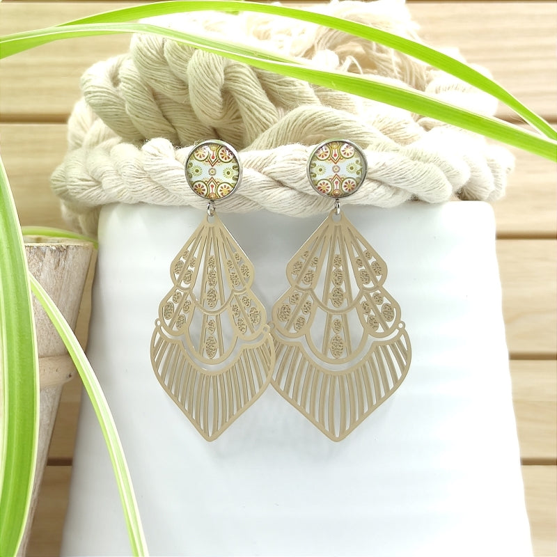 Entdecken Sie den Ohrring Dilara in stilvollem Nude von LeFah Design – federleicht, allergikerfreundlich und perfekt am Ohr sitzend. Handgefertigt in Österreich mit höchster Sorgfalt. Ideal für Frauen, die Eleganz und Komfort schätzen. Freuen Sie sich auf schnellen Versand und sichere Zahlungsmöglichkeiten – Qualität, die überzeugt!