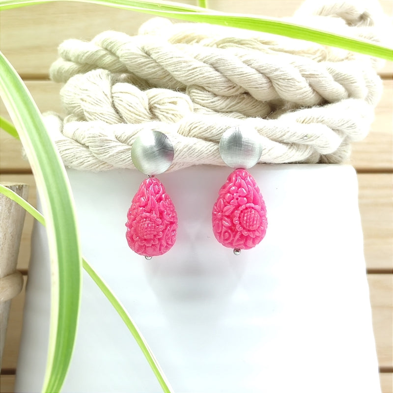Die Lucy Tropfen-Ohrringe in pink mit zartem Blumenmuster vereinen Eleganz & Tradition. Handgefertigt in Österreich, super verträglich & perfekt fürs Dirndl oder den Alltag. Ein klassischer Trachten-Ohrring mit zeitlosem Design. Jetzt stilvoll schmücken & online bestellen! 🌸✨