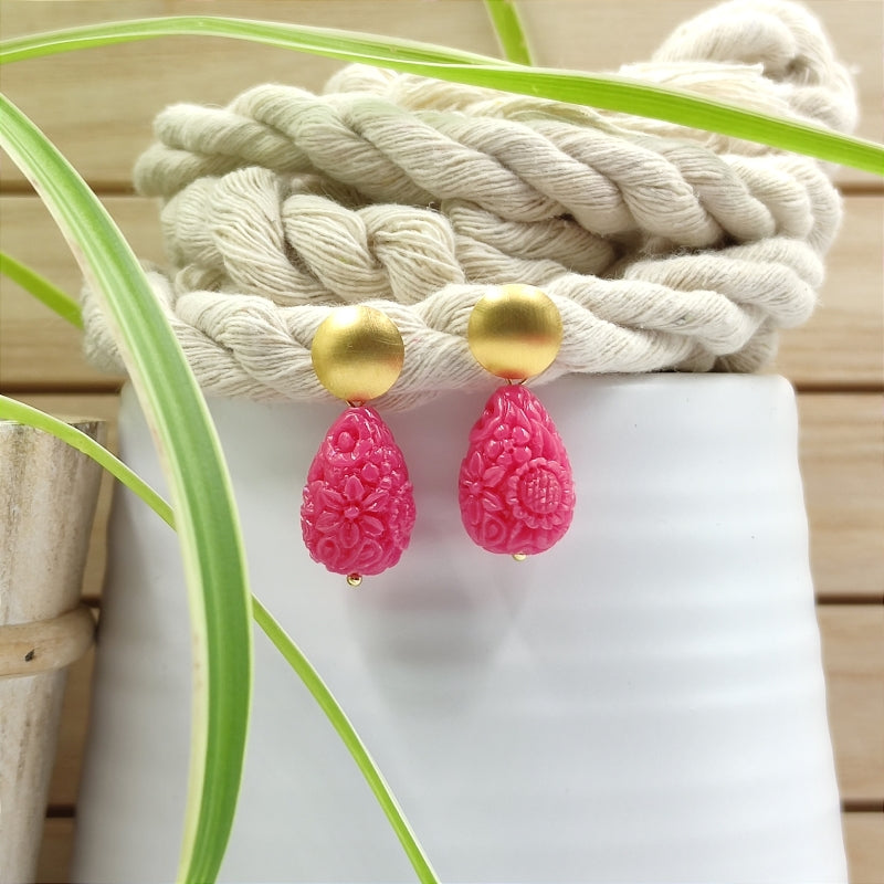 Die Lucy Tropfen-Ohrringe in pink mit zartem Blumenmuster vereinen Eleganz & Tradition. Handgefertigt in Österreich, super verträglich & perfekt fürs Dirndl oder den Alltag. Ein klassischer Trachten-Ohrring mit zeitlosem Design. Jetzt stilvoll schmücken & online bestellen! 🌸✨