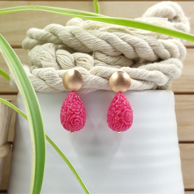Die Lucy Tropfen-Ohrringe in pink mit zartem Blumenmuster vereinen Eleganz & Tradition. Handgefertigt in Österreich, super verträglich & perfekt fürs Dirndl oder den Alltag. Ein klassischer Trachten-Ohrring mit zeitlosem Design. Jetzt stilvoll schmücken & online bestellen! 🌸✨