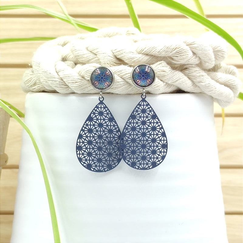 Filigrane, tropfenförmige Ohrringe in blau mit Ornament – Modell "Mia" von Lefah Design. Sehr leicht und modern, passend für Dirndl, Tracht oder den Alltag.