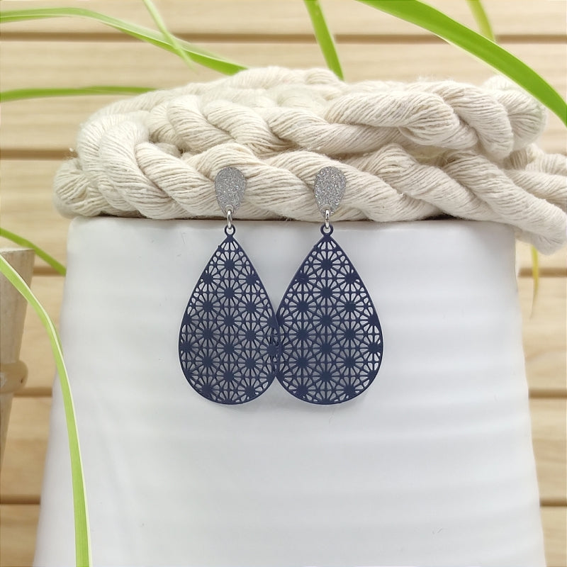 Filigrane, tropfenförmige Ohrringe in blau mit Ornament – Modell "Mia" von Lefah Design. Sehr leicht und modern, passend für Dirndl, Tracht oder den Alltag.