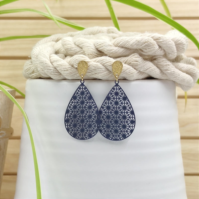 Filigrane, tropfenförmige Ohrringe in blau mit Ornament – Modell "Mia" von Lefah Design. Sehr leicht und modern, passend für Dirndl, Tracht oder den Alltag.