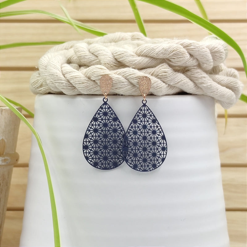 Filigrane, tropfenförmige Ohrringe in blau mit Ornament – Modell "Mia" von Lefah Design. Sehr leicht und modern, passend für Dirndl, Tracht oder den Alltag.