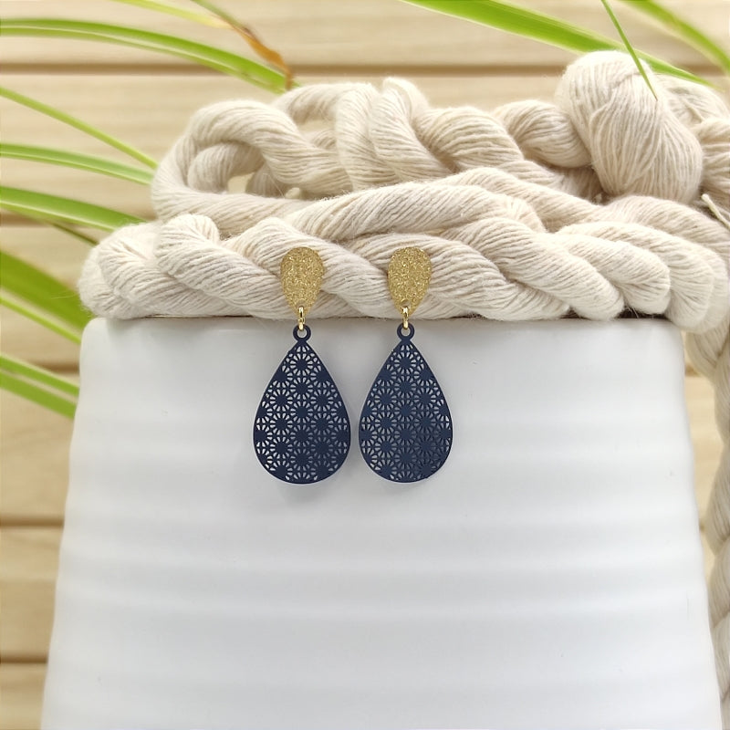 Filigrane, tropfenförmige Ohrringe in blau mit Ornament â Modell "Mini" von Lefah Design. Sehr leicht und modern, passend fĂŒr Dirndl, Tracht oder den Alltag.