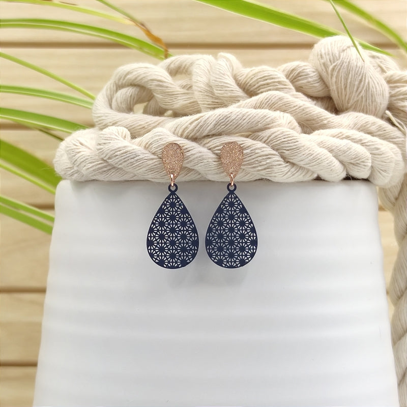Filigrane, tropfenförmige Ohrringe in blau mit Ornament â Modell "Mini" von Lefah Design. Sehr leicht und modern, passend fĂŒr Dirndl, Tracht oder den Alltag.