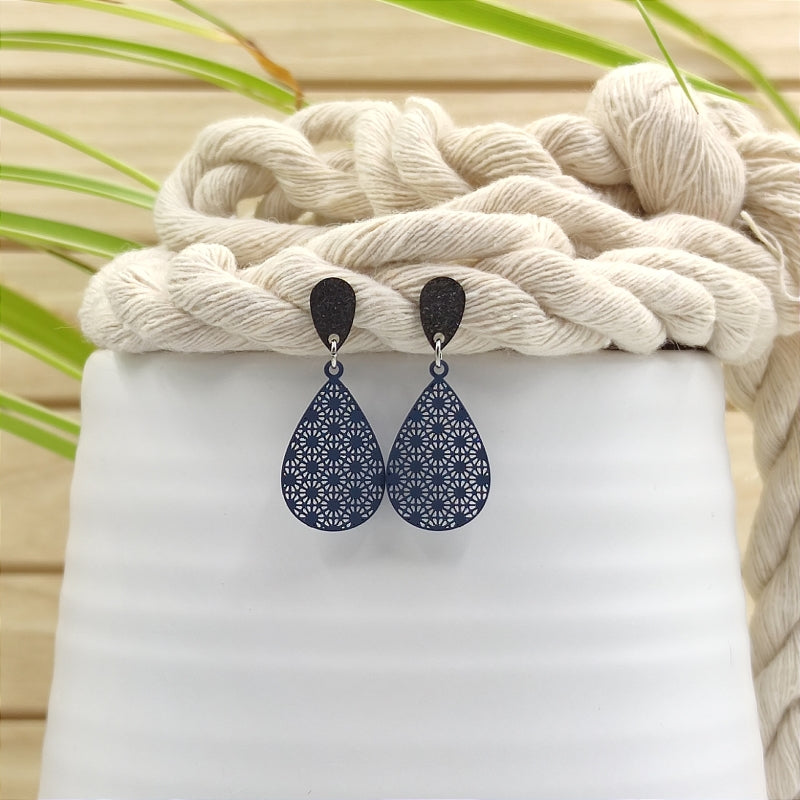 Filigrane, tropfenförmige Ohrringe in blau mit Ornament â Modell "Mini" von Lefah Design. Sehr leicht und modern, passend fĂŒr Dirndl, Tracht oder den Alltag.