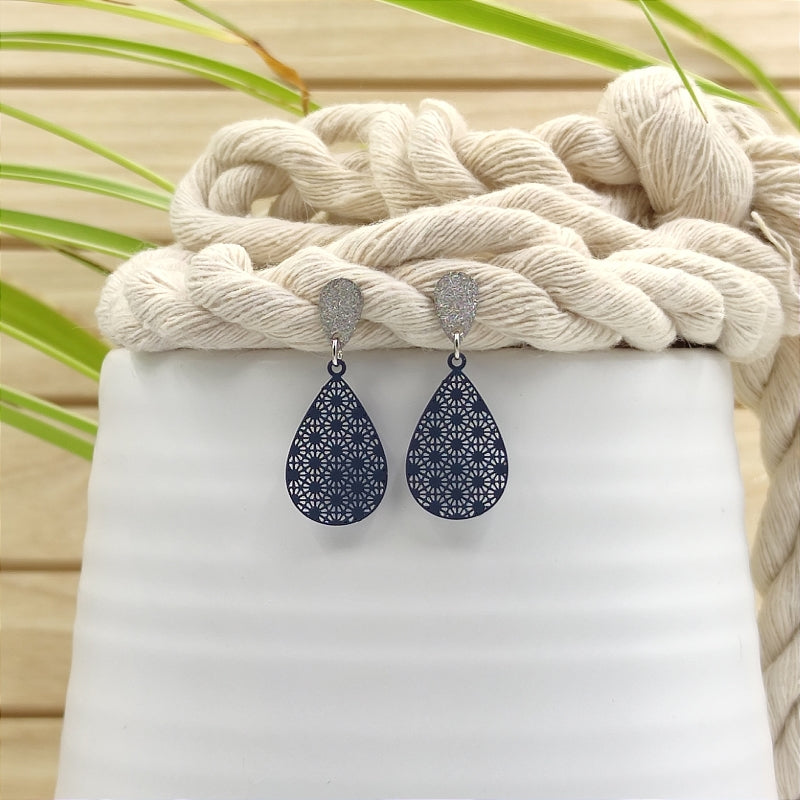 Filigrane, tropfenförmige Ohrringe in blau mit Ornament â Modell "Mini" von Lefah Design. Sehr leicht und modern, passend fĂŒr Dirndl, Tracht oder den Alltag.