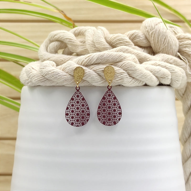 Filigrane, tropfenförmige Ohrringe in dunkel rot mit Ornament â Modell "Mini" von Lefah Design. Sehr leicht und modern, passend fĂŒr Dirndl, Tracht oder den Alltag.