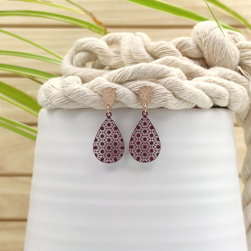 Filigrane, tropfenförmige Ohrringe in dunkel rot mit Ornament â Modell "Mini" von Lefah Design. Sehr leicht und modern, passend fĂŒr Dirndl, Tracht oder den Alltag.