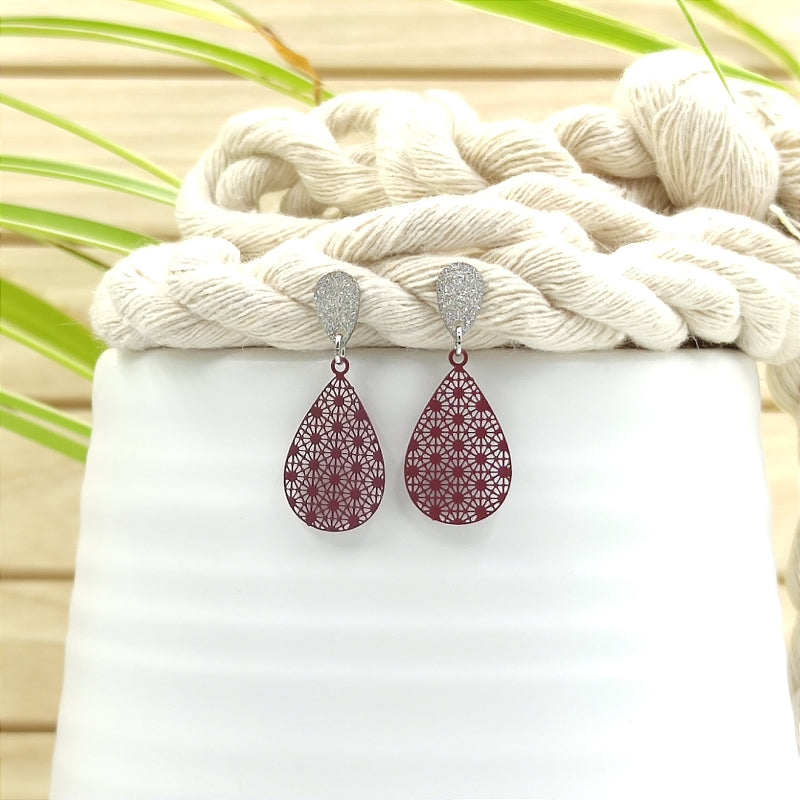 Filigrane, tropfenförmige Ohrringe in dunkel rot mit Ornament â Modell "Mini" von Lefah Design. Sehr leicht und modern, passend fĂŒr Dirndl, Tracht oder den Alltag.