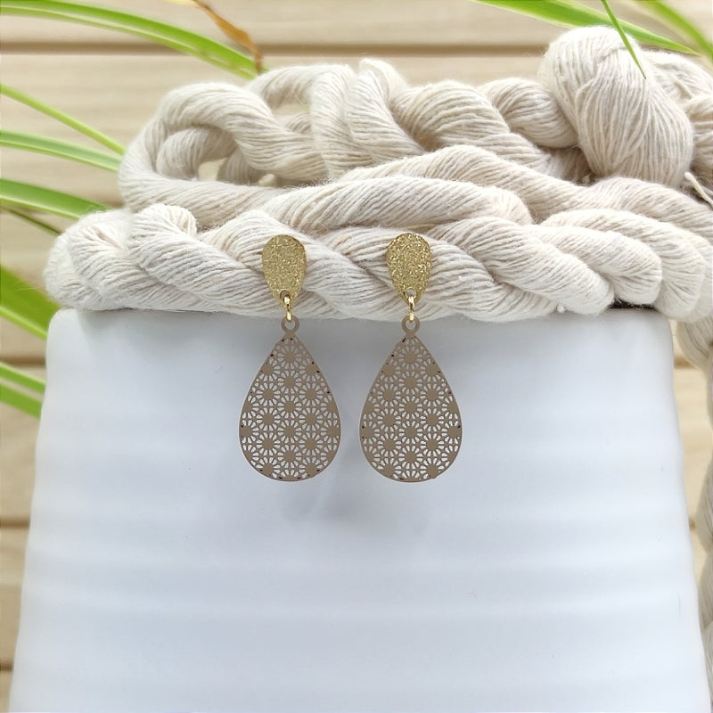 Filigrane, tropfenförmige Ohrringe in sand mit Ornament â Modell "Mini" von Lefah Design. Sehr leicht und modern, passend fĂŒr Dirndl, Tracht oder den Alltag.