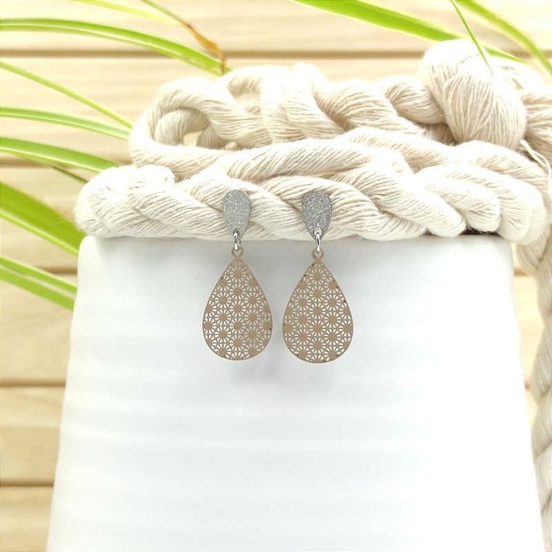 Filigrane, tropfenförmige Ohrringe in sand mit Ornament â Modell "Mini" von Lefah Design. Sehr leicht und modern, passend fĂŒr Dirndl, Tracht oder den Alltag.