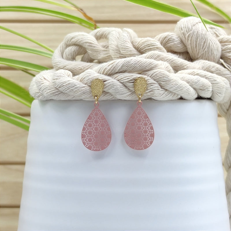 Filigrane, tropfenförmige Ohrringe in rosa mit Ornament â Modell "Mini" von Lefah Design. Sehr leicht und modern, passend fĂŒr Dirndl, Tracht oder den Alltag.