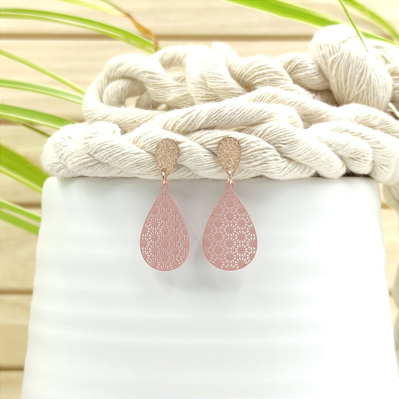 Filigrane, tropfenförmige Ohrringe in sand mit Ornament â Modell "Mini" von Lefah Design. Sehr leicht und modern, passend fĂŒr Dirndl, Tracht oder den Alltag.