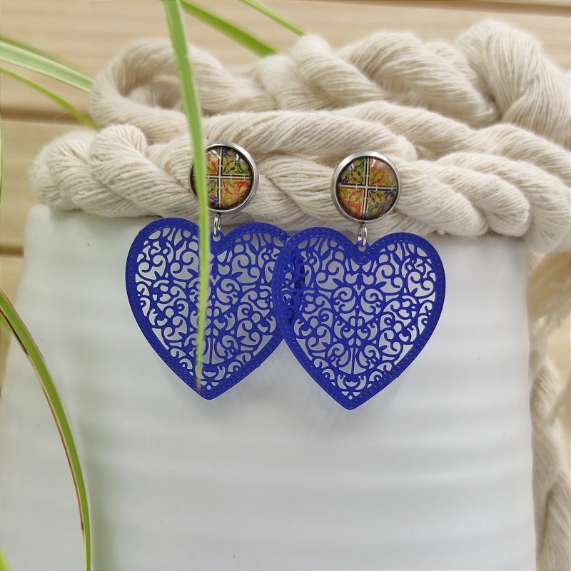 LEFAH Design – Handgefertigter Modeschmuck aus Österreich für jeden Anlass
Bei LEFAH Design finden Sie stilvollen, handgefertigten Modeschmuck, der mit viel Liebe und Sorgfalt in Österreich hergestellt wird. Unsere Schmuckstücke vereinen trendiges Design, Leichtigkeit und höchsten Tragekomfort – perfekt für jeden Tag und besondere Anlässe. Alle unsere Produkte sind auch für Allergiker geeignet, da wir ausschließlich hautfreundliche Materialien verwenden.
Entdecken Sie federleichte Ohrringe, filigrane Hals