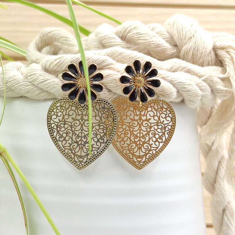 LEFAH Design – Handgefertigter Modeschmuck aus Österreich für jeden Anlass
Bei LEFAH Design finden Sie stilvollen, handgefertigten Modeschmuck, der mit viel Liebe und Sorgfalt in Österreich hergestellt wird. Unsere Schmuckstücke vereinen trendiges Design, Leichtigkeit und höchsten Tragekomfort – perfekt für jeden Tag und besondere Anlässe. Alle unsere Produkte sind auch für Allergiker geeignet, da wir ausschließlich hautfreundliche Materialien verwenden.
Entdecken Sie federleichte Ohrringe, filigrane Hals