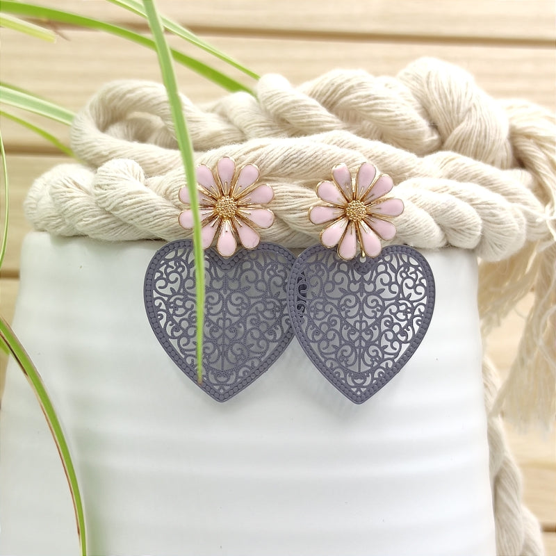 LEFAH Design – Handgefertigter Modeschmuck aus Österreich für jeden Anlass
Bei LEFAH Design finden Sie stilvollen, handgefertigten Modeschmuck, der mit viel Liebe und Sorgfalt in Österreich hergestellt wird. Unsere Schmuckstücke vereinen trendiges Design, Leichtigkeit und höchsten Tragekomfort – perfekt für jeden Tag und besondere Anlässe. Alle unsere Produkte sind auch für Allergiker geeignet, da wir ausschließlich hautfreundliche Materialien verwenden.
Entdecken Sie federleichte Ohrringe, filigrane Hals
