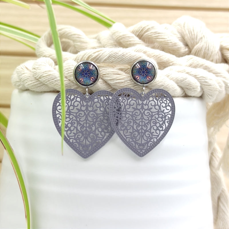 LEFAH Design – Handgefertigter Modeschmuck aus Österreich für jeden Anlass
Bei LEFAH Design finden Sie stilvollen, handgefertigten Modeschmuck, der mit viel Liebe und Sorgfalt in Österreich hergestellt wird. Unsere Schmuckstücke vereinen trendiges Design, Leichtigkeit und höchsten Tragekomfort – perfekt für jeden Tag und besondere Anlässe. Alle unsere Produkte sind auch für Allergiker geeignet, da wir ausschließlich hautfreundliche Materialien verwenden.
Entdecken Sie federleichte Ohrringe, filigrane Hals