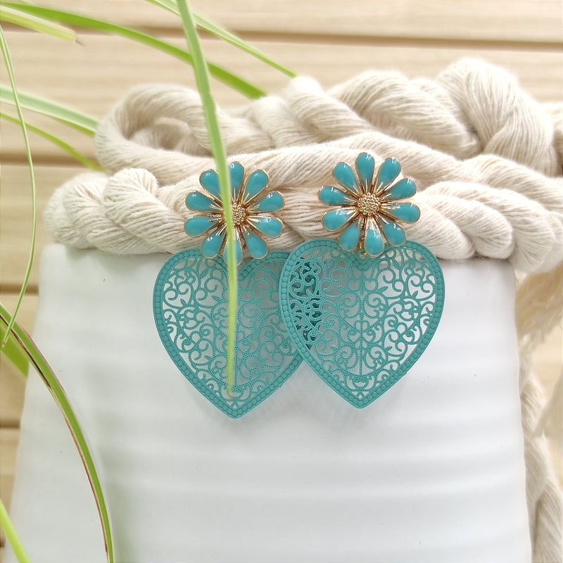 LEFAH Design – Handgefertigter Modeschmuck aus Österreich für jeden Anlass
Bei LEFAH Design finden Sie stilvollen, handgefertigten Modeschmuck, der mit viel Liebe und Sorgfalt in Österreich hergestellt wird. Unsere Schmuckstücke vereinen trendiges Design, Leichtigkeit und höchsten Tragekomfort – perfekt für jeden Tag und besondere Anlässe. Alle unsere Produkte sind auch für Allergiker geeignet, da wir ausschließlich hautfreundliche Materialien verwenden.
Entdecken Sie federleichte Ohrringe, filigrane Hals