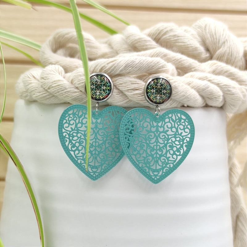 LEFAH Design – Handgefertigter Modeschmuck aus Österreich für jeden Anlass
Bei LEFAH Design finden Sie stilvollen, handgefertigten Modeschmuck, der mit viel Liebe und Sorgfalt in Österreich hergestellt wird. Unsere Schmuckstücke vereinen trendiges Design, Leichtigkeit und höchsten Tragekomfort – perfekt für jeden Tag und besondere Anlässe. Alle unsere Produkte sind auch für Allergiker geeignet, da wir ausschließlich hautfreundliche Materialien verwenden.
Entdecken Sie federleichte Ohrringe, filigrane Hals