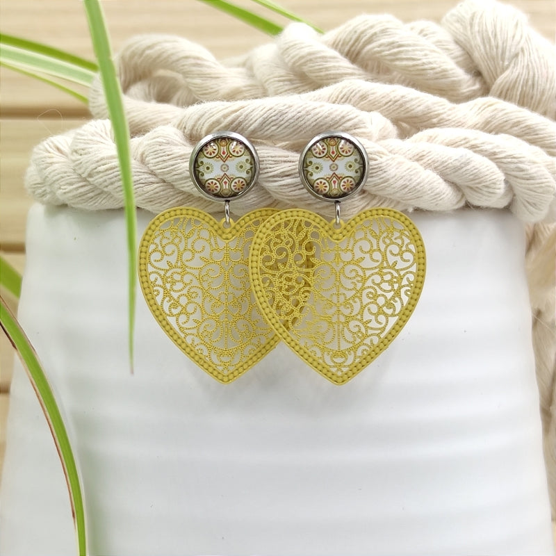 LEFAH Design – Handgefertigter Modeschmuck aus Österreich für jeden Anlass
Bei LEFAH Design finden Sie stilvollen, handgefertigten Modeschmuck, der mit viel Liebe und Sorgfalt in Österreich hergestellt wird. Unsere Schmuckstücke vereinen trendiges Design, Leichtigkeit und höchsten Tragekomfort – perfekt für jeden Tag und besondere Anlässe. Alle unsere Produkte sind auch für Allergiker geeignet, da wir ausschließlich hautfreundliche Materialien verwenden.
Entdecken Sie federleichte Ohrringe, filigrane Hals