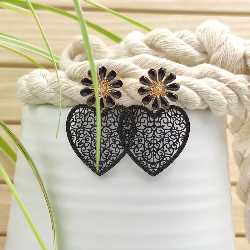 LEFAH Design – Handgefertigter Modeschmuck aus Österreich für jeden Anlass
Bei LEFAH Design finden Sie stilvollen, handgefertigten Modeschmuck, der mit viel Liebe und Sorgfalt in Österreich hergestellt wird. Unsere Schmuckstücke vereinen trendiges Design, Leichtigkeit und höchsten Tragekomfort – perfekt für jeden Tag und besondere Anlässe. Alle unsere Produkte sind auch für Allergiker geeignet, da wir ausschließlich hautfreundliche Materialien verwenden.
Entdecken Sie federleichte Ohrringe, filigrane Hals