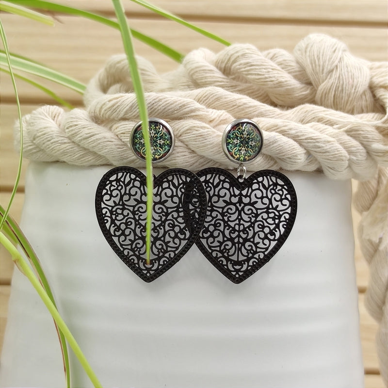 LEFAH Design – Handgefertigter Modeschmuck aus Österreich für jeden Anlass
Bei LEFAH Design finden Sie stilvollen, handgefertigten Modeschmuck, der mit viel Liebe und Sorgfalt in Österreich hergestellt wird. Unsere Schmuckstücke vereinen trendiges Design, Leichtigkeit und höchsten Tragekomfort – perfekt für jeden Tag und besondere Anlässe. Alle unsere Produkte sind auch für Allergiker geeignet, da wir ausschließlich hautfreundliche Materialien verwenden.
Entdecken Sie federleichte Ohrringe, filigrane Hals