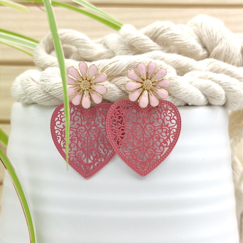 LEFAH Design – Handgefertigter Modeschmuck aus Österreich für jeden Anlass
Bei LEFAH Design finden Sie stilvollen, handgefertigten Modeschmuck, der mit viel Liebe und Sorgfalt in Österreich hergestellt wird. Unsere Schmuckstücke vereinen trendiges Design, Leichtigkeit und höchsten Tragekomfort – perfekt für jeden Tag und besondere Anlässe. Alle unsere Produkte sind auch für Allergiker geeignet, da wir ausschließlich hautfreundliche Materialien verwenden.
Entdecken Sie federleichte Ohrringe, filigrane Hals