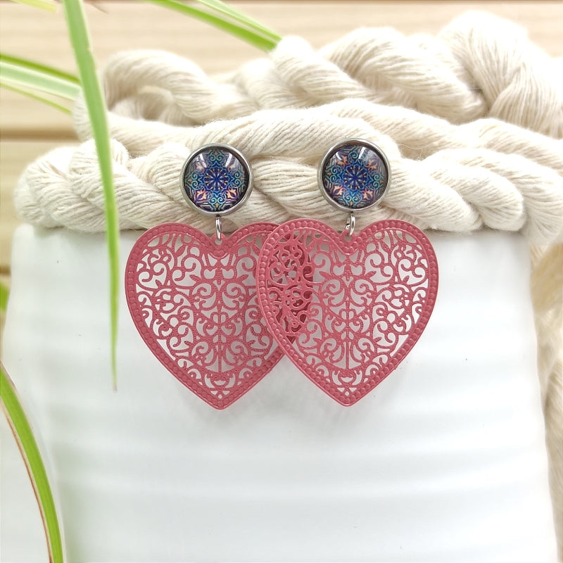 LEFAH Design – Handgefertigter Modeschmuck aus Österreich für jeden Anlass
Bei LEFAH Design finden Sie stilvollen, handgefertigten Modeschmuck, der mit viel Liebe und Sorgfalt in Österreich hergestellt wird. Unsere Schmuckstücke vereinen trendiges Design, Leichtigkeit und höchsten Tragekomfort – perfekt für jeden Tag und besondere Anlässe. Alle unsere Produkte sind auch für Allergiker geeignet, da wir ausschließlich hautfreundliche Materialien verwenden.
Entdecken Sie federleichte Ohrringe, filigrane Hals