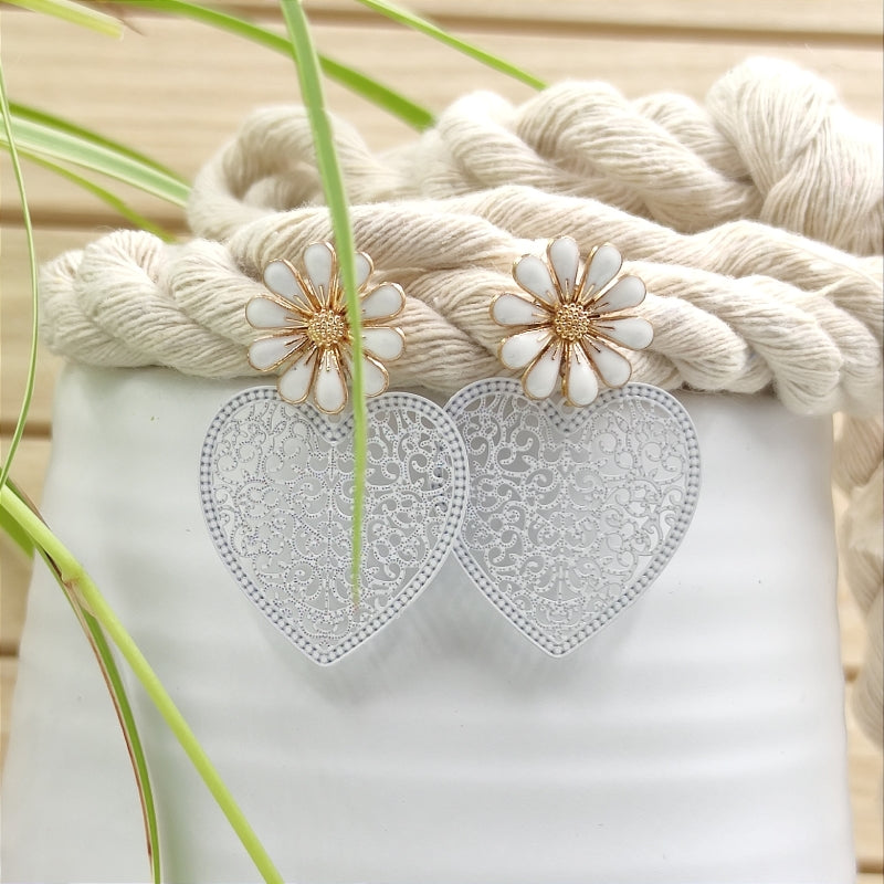 LEFAH Design – Handgefertigter Modeschmuck aus Österreich für jeden Anlass
Bei LEFAH Design finden Sie stilvollen, handgefertigten Modeschmuck, der mit viel Liebe und Sorgfalt in Österreich hergestellt wird. Unsere Schmuckstücke vereinen trendiges Design, Leichtigkeit und höchsten Tragekomfort – perfekt für jeden Tag und besondere Anlässe. Alle unsere Produkte sind auch für Allergiker geeignet, da wir ausschließlich hautfreundliche Materialien verwenden.
Entdecken Sie federleichte Ohrringe, filigrane Hals