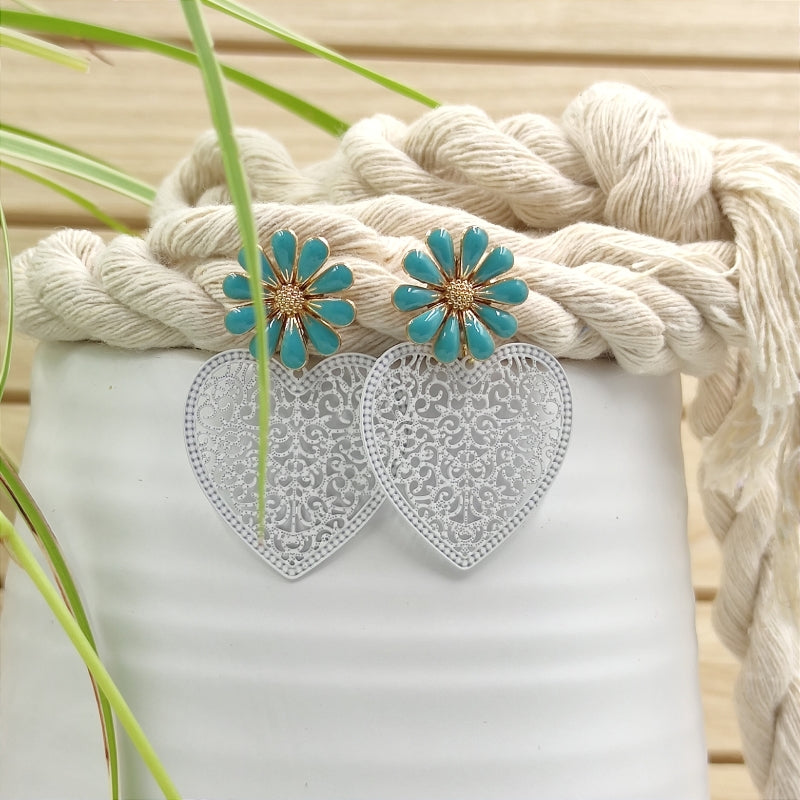 LEFAH Design – Handgefertigter Modeschmuck aus Österreich für jeden Anlass
Bei LEFAH Design finden Sie stilvollen, handgefertigten Modeschmuck, der mit viel Liebe und Sorgfalt in Österreich hergestellt wird. Unsere Schmuckstücke vereinen trendiges Design, Leichtigkeit und höchsten Tragekomfort – perfekt für jeden Tag und besondere Anlässe. Alle unsere Produkte sind auch für Allergiker geeignet, da wir ausschließlich hautfreundliche Materialien verwenden.
Entdecken Sie federleichte Ohrringe, filigrane Hals