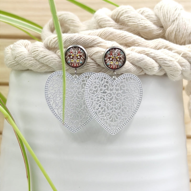 LEFAH Design – Handgefertigter Modeschmuck aus Österreich für jeden Anlass
Bei LEFAH Design finden Sie stilvollen, handgefertigten Modeschmuck, der mit viel Liebe und Sorgfalt in Österreich hergestellt wird. Unsere Schmuckstücke vereinen trendiges Design, Leichtigkeit und höchsten Tragekomfort – perfekt für jeden Tag und besondere Anlässe. Alle unsere Produkte sind auch für Allergiker geeignet, da wir ausschließlich hautfreundliche Materialien verwenden.
Entdecken Sie federleichte Ohrringe, filigrane Hals