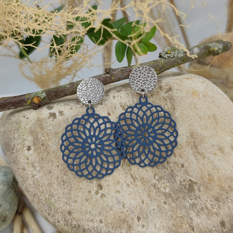 Daisy Ohrring blau Detailansicht – dezenter Blüten-Ohrring, handgefertigt in Österreich