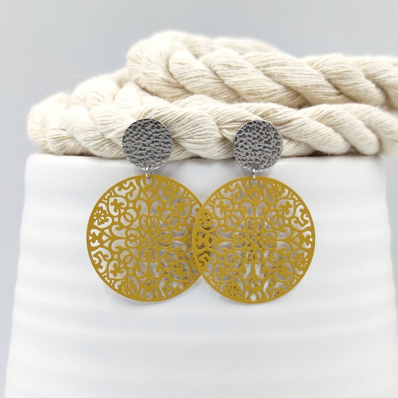 "Entdecken Sie die Saray Ohrringe von LeFah design: Rund mit Ornamentmuster, ideal für Tracht und Dirndl. Handgefertigt in Österreich, perfekt für Allergiker. „Saray“ bedeutet „Palast“ – ein Schmuckstück mit königlichem Flair."