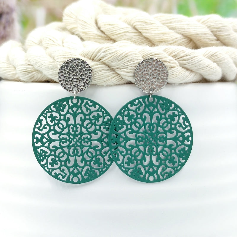 "Entdecken Sie die Saray Ohrringe von LeFah design: Rund mit Ornamentmuster, ideal für Tracht und Dirndl. Handgefertigt in Österreich, perfekt für Allergiker. „Saray“ bedeutet „Palast“ – ein Schmuckstück mit königlichem Flair."