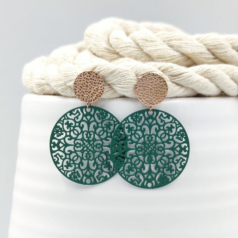 "Entdecken Sie die Saray Ohrringe von LeFah design: Rund mit Ornamentmuster, ideal für Tracht und Dirndl. Handgefertigt in Österreich, perfekt für Allergiker. „Saray“ bedeutet „Palast“ – ein Schmuckstück mit königlichem Flair."