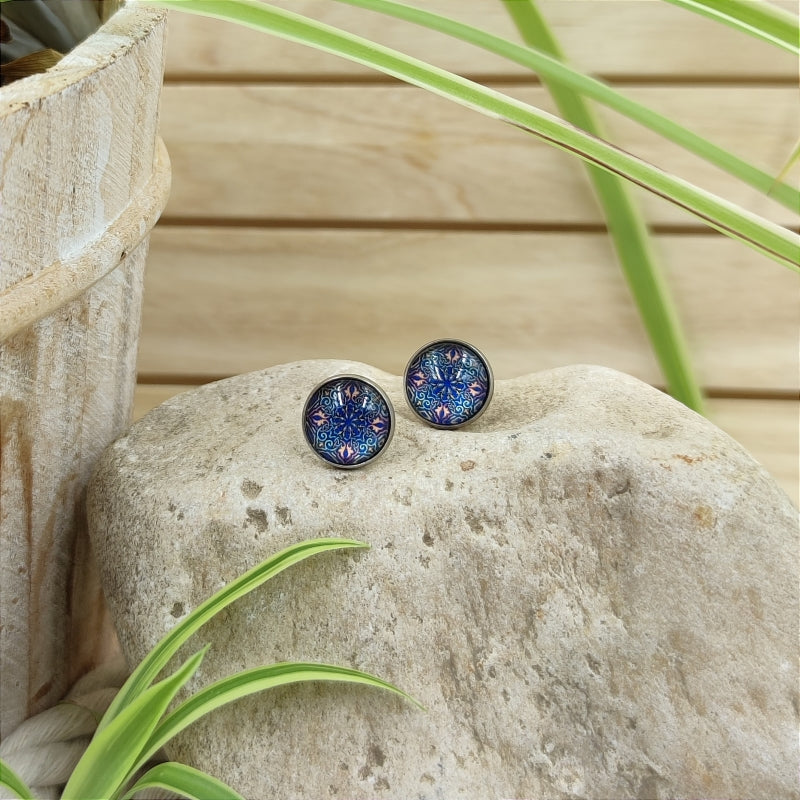 Zarte Mosaik-Energie-Armbänder & Ohrringe – Verstellbar, wasserfest, allergikerfreundlich
Entdecken Sie unsere zarten Mosaik-Energie-Armbänder und Ohrringe, die größenverstellbar und wasserfest sind. Diese allergikerfreundlichen Schmuckstücke sind nicht nur stilvoll, sondern auch das perfekte Geschenk für jeden Anlass. Genießen Sie hochwertige Qualität zu einem super Preis und erleben Sie die harmonisierende Wirkung der Energie-Steine.