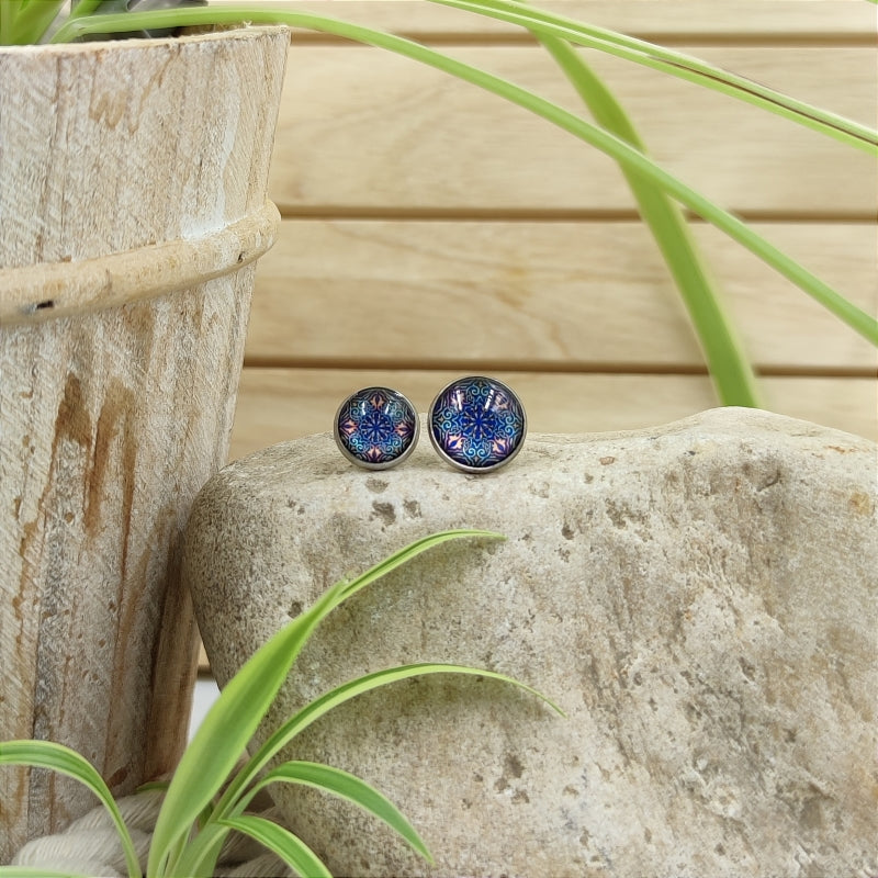 Zarte Mosaik-Energie-Armbänder & Ohrringe – Verstellbar, wasserfest, allergikerfreundlich
Entdecken Sie unsere zarten Mosaik-Energie-Armbänder und Ohrringe, die größenverstellbar und wasserfest sind. Diese allergikerfreundlichen Schmuckstücke sind nicht nur stilvoll, sondern auch das perfekte Geschenk für jeden Anlass. Genießen Sie hochwertige Qualität zu einem super Preis und erleben Sie die harmonisierende Wirkung der Energie-Steine.