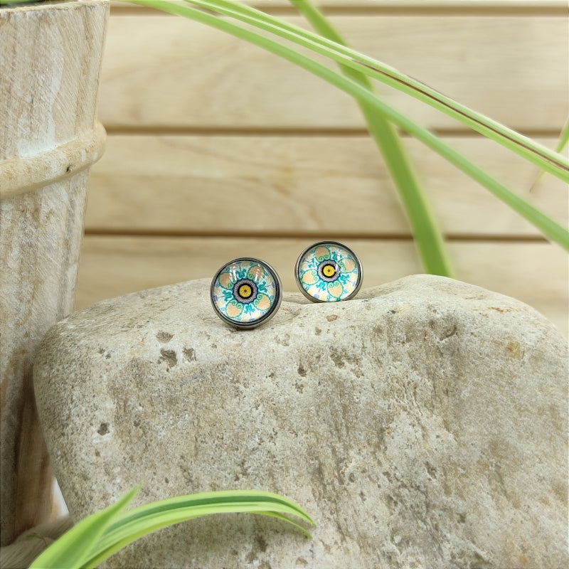 Zarte Mosaik-Energie-Armbänder & Ohrringe – Verstellbar, wasserfest, allergikerfreundlich
Entdecken Sie unsere zarten Mosaik-Energie-Armbänder und Ohrringe, die größenverstellbar und wasserfest sind. Diese allergikerfreundlichen Schmuckstücke sind nicht nur stilvoll, sondern auch das perfekte Geschenk für jeden Anlass. Genießen Sie hochwertige Qualität zu einem super Preis und erleben Sie die harmonisierende Wirkung der Energie-Steine.