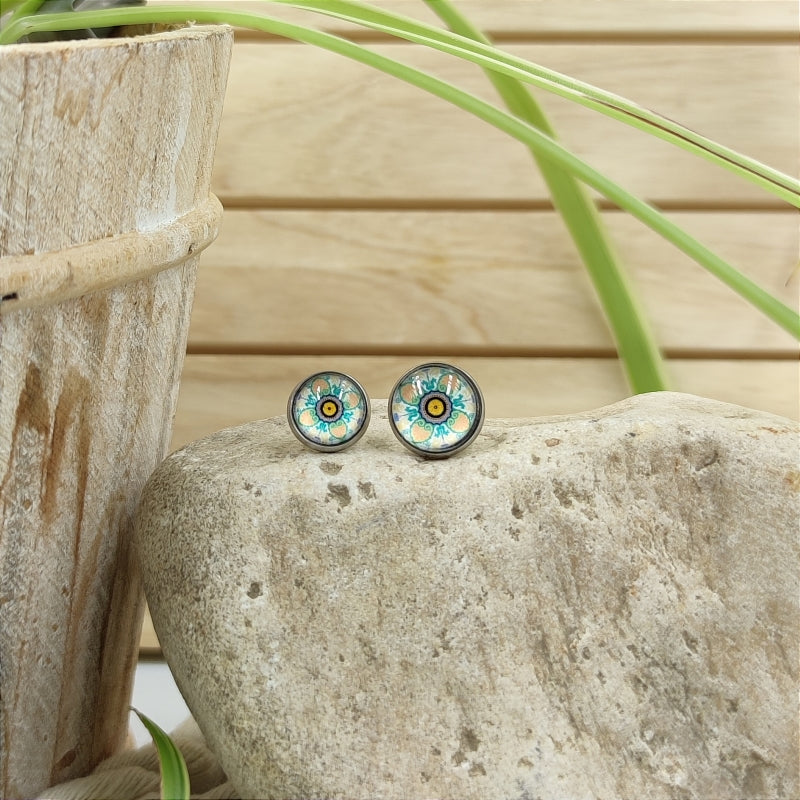 Zarte Mosaik-Energie-Armbänder & Ohrringe – Verstellbar, wasserfest, allergikerfreundlich
Entdecken Sie unsere zarten Mosaik-Energie-Armbänder und Ohrringe, die größenverstellbar und wasserfest sind. Diese allergikerfreundlichen Schmuckstücke sind nicht nur stilvoll, sondern auch das perfekte Geschenk für jeden Anlass. Genießen Sie hochwertige Qualität zu einem super Preis und erleben Sie die harmonisierende Wirkung der Energie-Steine.