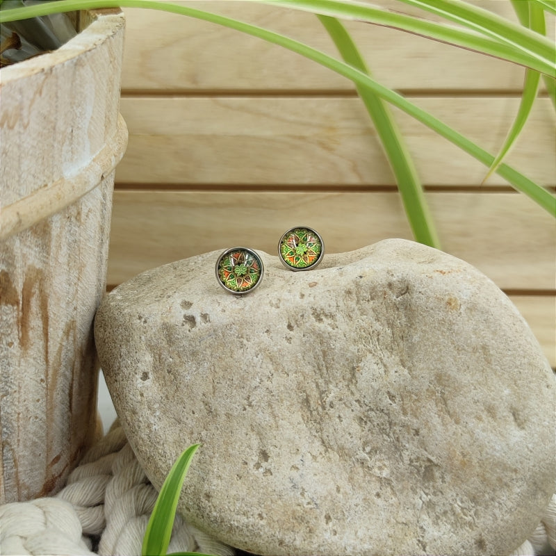 Zarte Mosaik-Energie-Armbänder & Ohrringe – Verstellbar, wasserfest, allergikerfreundlich
Entdecken Sie unsere zarten Mosaik-Energie-Armbänder und Ohrringe, die größenverstellbar und wasserfest sind. Diese allergikerfreundlichen Schmuckstücke sind nicht nur stilvoll, sondern auch das perfekte Geschenk für jeden Anlass. Genießen Sie hochwertige Qualität zu einem super Preis und erleben Sie die harmonisierende Wirkung der Energie-Steine.