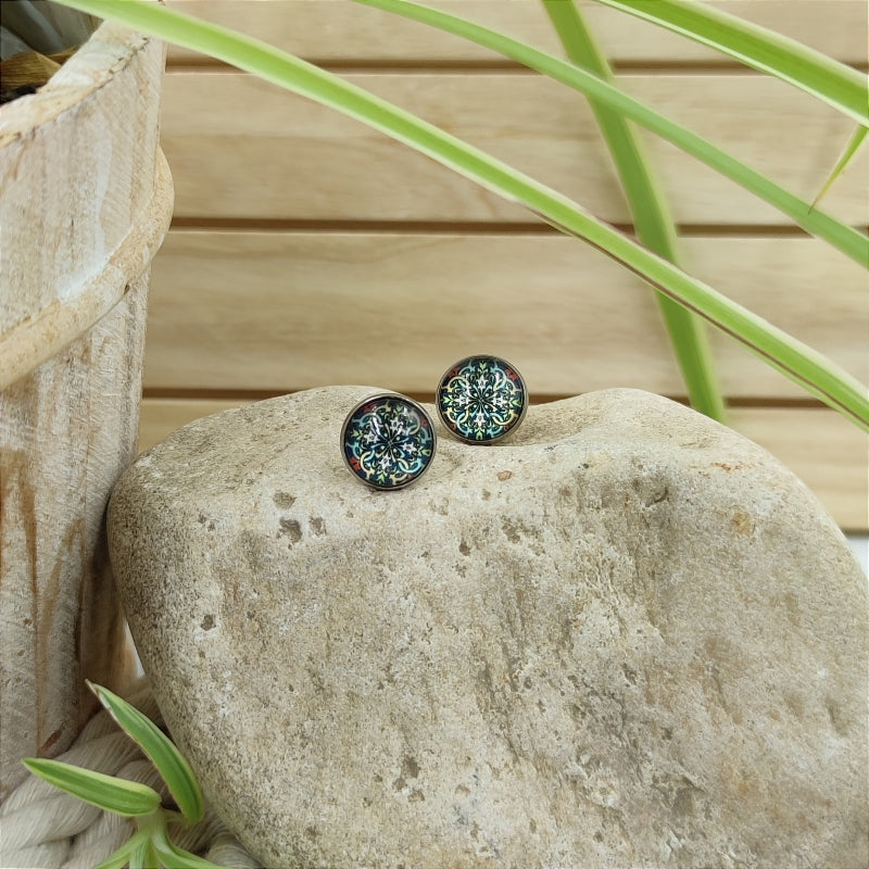 Zarte Mosaik-Energie-Armbänder & Ohrringe – Verstellbar, wasserfest, allergikerfreundlich
Entdecken Sie unsere zarten Mosaik-Energie-Armbänder und Ohrringe, die größenverstellbar und wasserfest sind. Diese allergikerfreundlichen Schmuckstücke sind nicht nur stilvoll, sondern auch das perfekte Geschenk für jeden Anlass. Genießen Sie hochwertige Qualität zu einem super Preis und erleben Sie die harmonisierende Wirkung der Energie-Steine.