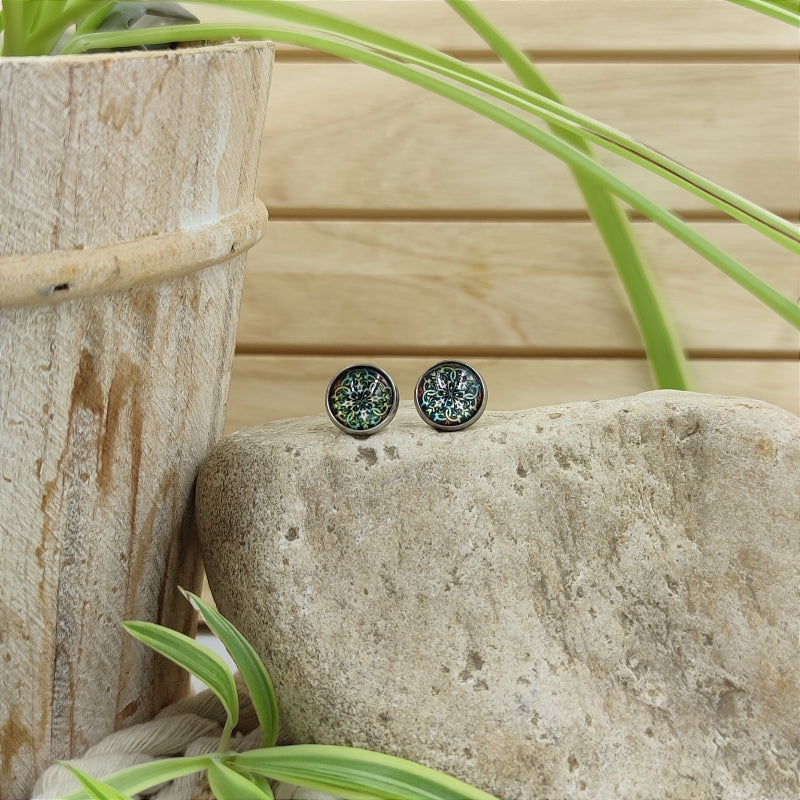 Zarte Mosaik-Energie-Armbänder & Ohrringe – Verstellbar, wasserfest, allergikerfreundlich
Entdecken Sie unsere zarten Mosaik-Energie-Armbänder und Ohrringe, die größenverstellbar und wasserfest sind. Diese allergikerfreundlichen Schmuckstücke sind nicht nur stilvoll, sondern auch das perfekte Geschenk für jeden Anlass. Genießen Sie hochwertige Qualität zu einem super Preis und erleben Sie die harmonisierende Wirkung der Energie-Steine.